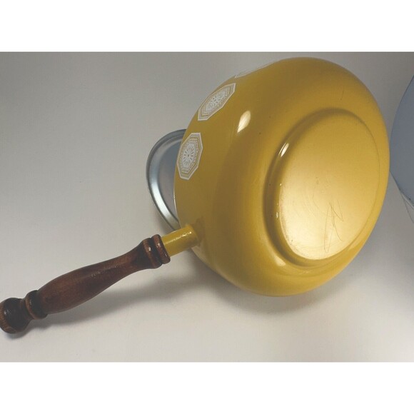 Vintage enamel fondue pot with lid, yellow geometric MCM design, wood handle - Picture 6 of 8